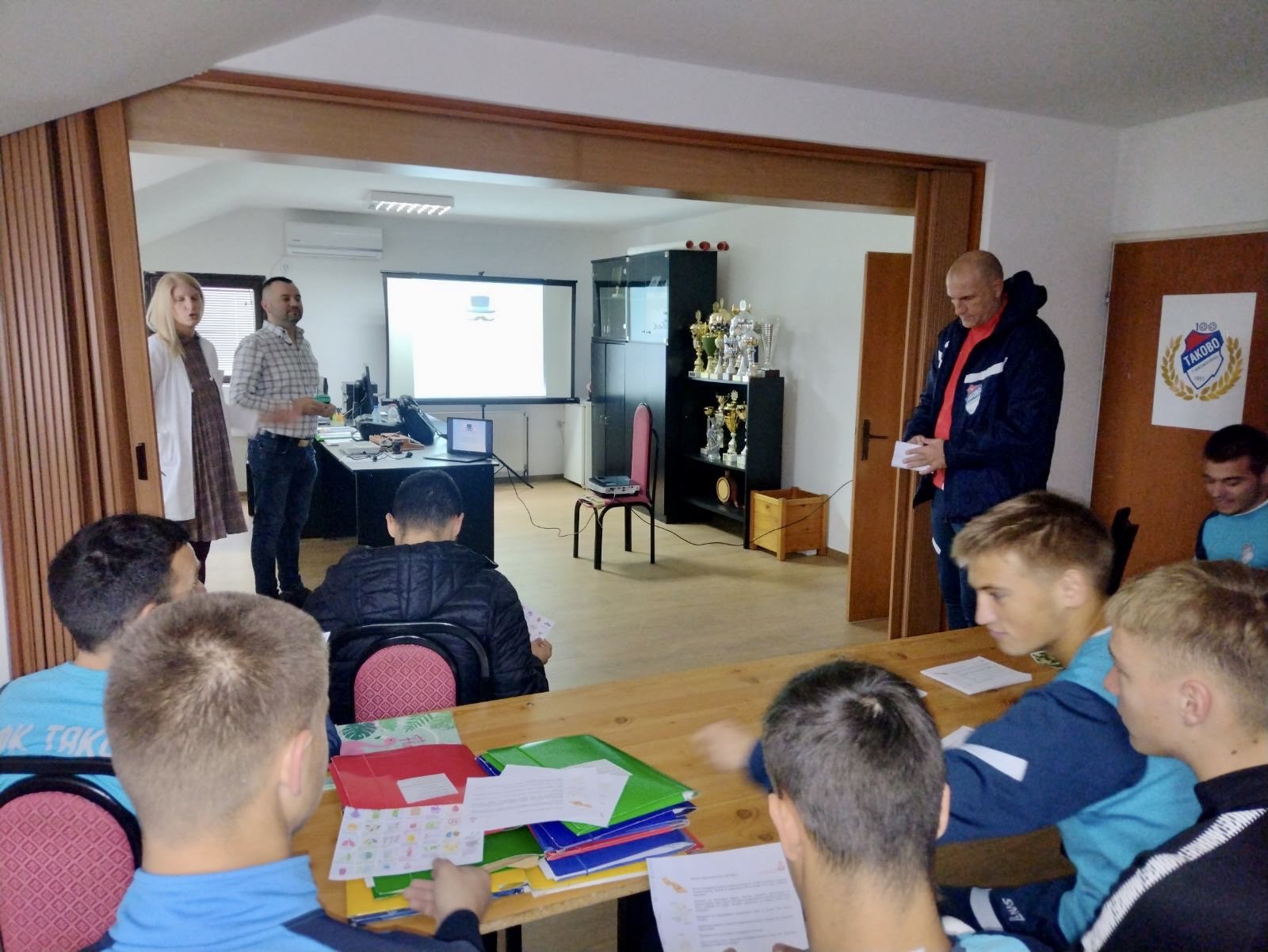 Dom zdravlja Gornji Milanovac Tim za promotivne aktivnosti povodom meseca muškog zdravlja obišao fudbalski klub Takovo