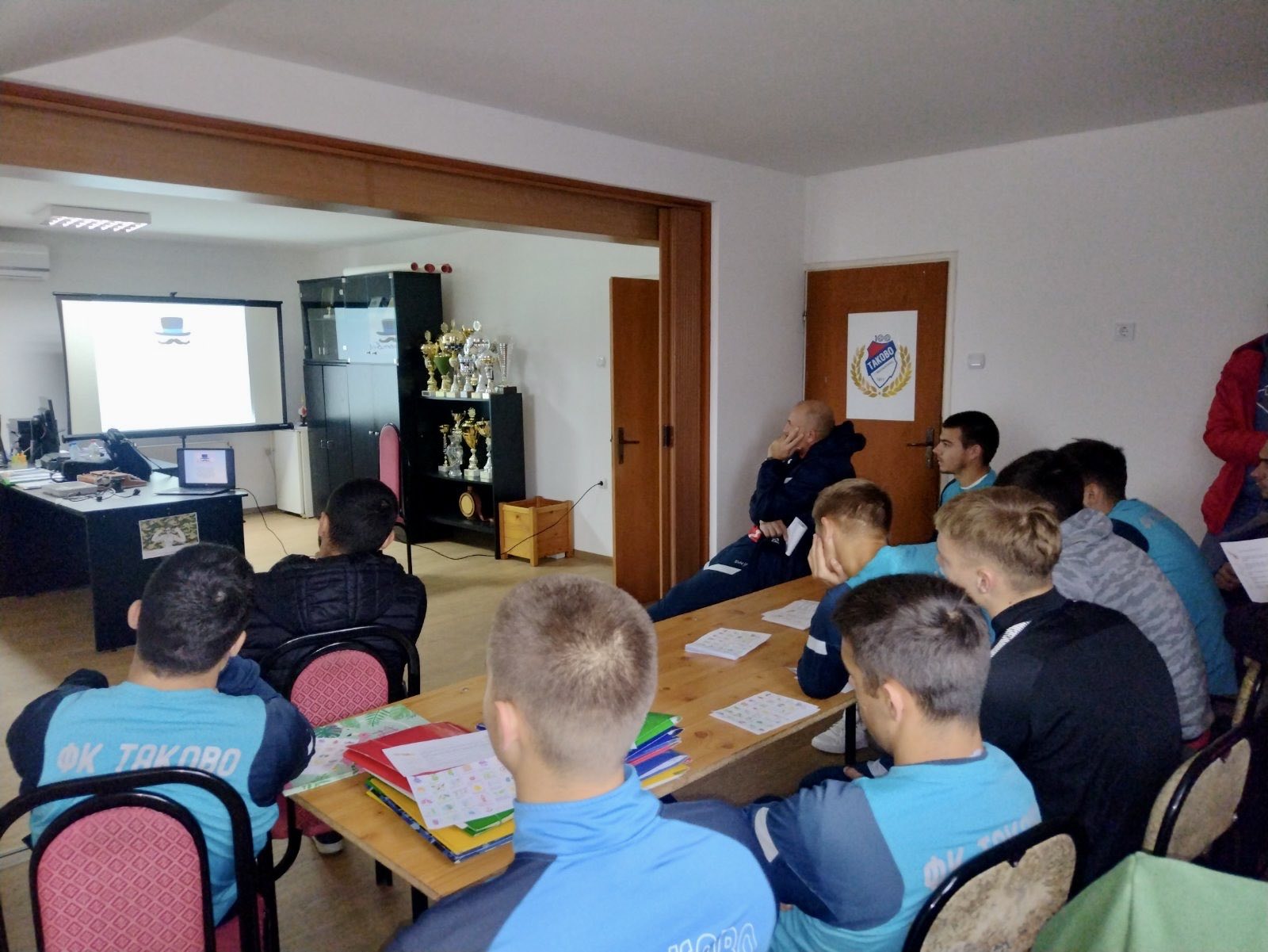 Dom zdravlja Gornji Milanovac Tim za promotivne aktivnosti povodom meseca muškog zdravlja obišao fudbalski klub Takovo