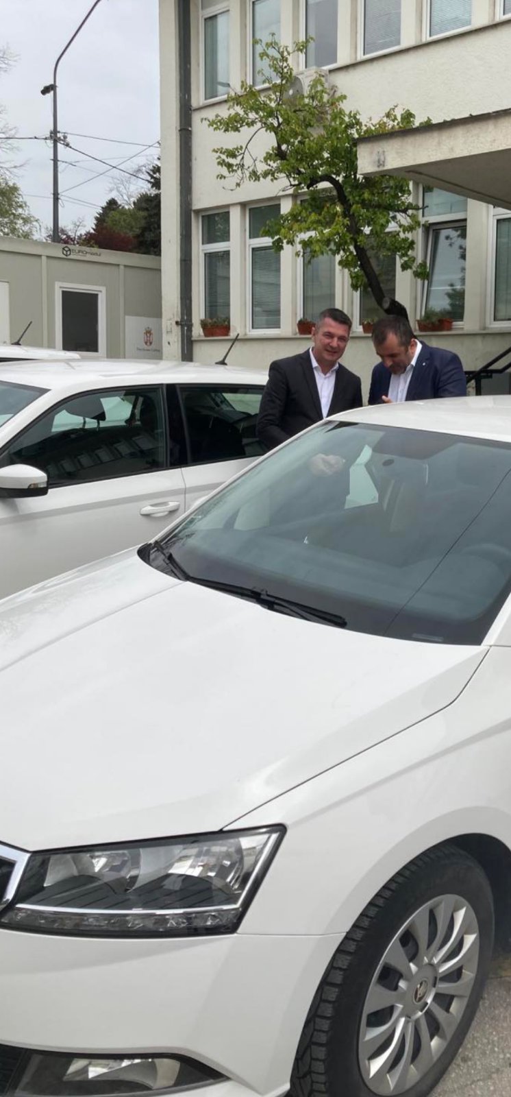 Danas su direktoru dr Čivoviću uručeni ključevi 6 novih Škoda fabija