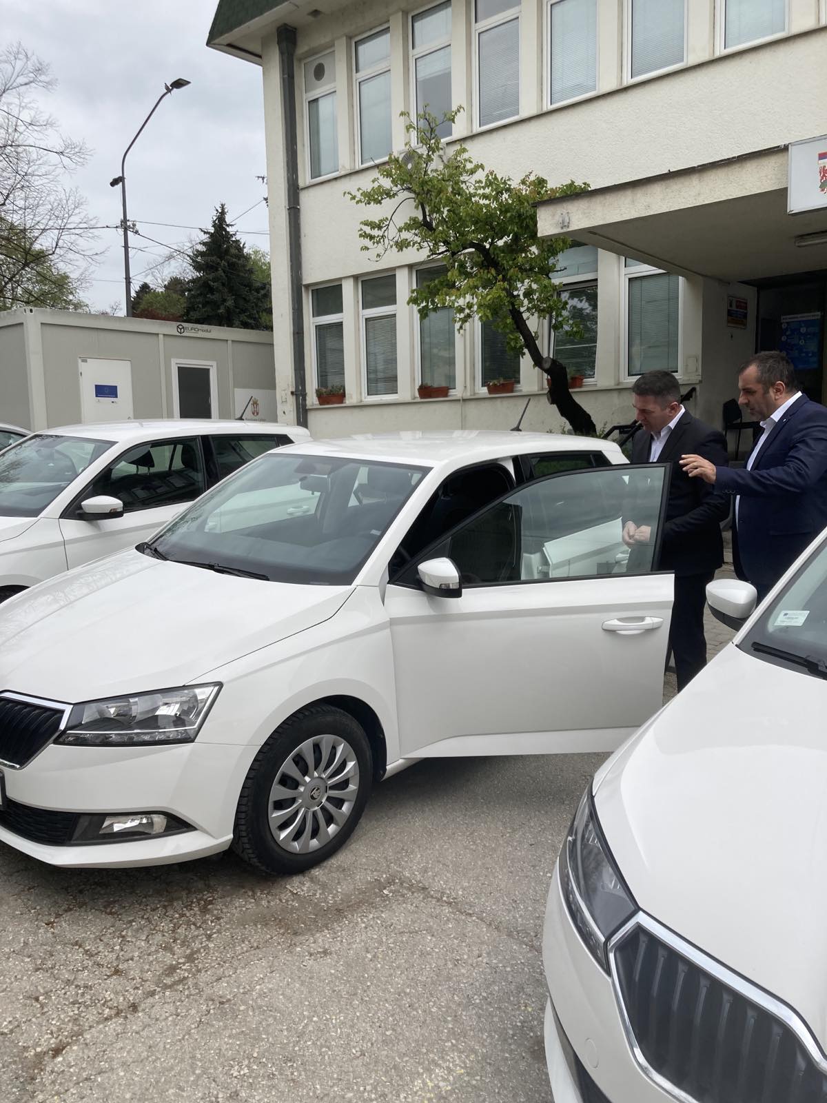 Danas su direktoru dr Čivoviću uručeni ključevi 6 novih Škoda fabija
