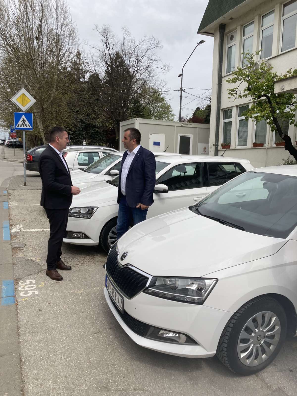 Danas su direktoru dr Čivoviću uručeni ključevi 6 novih Škoda fabija
