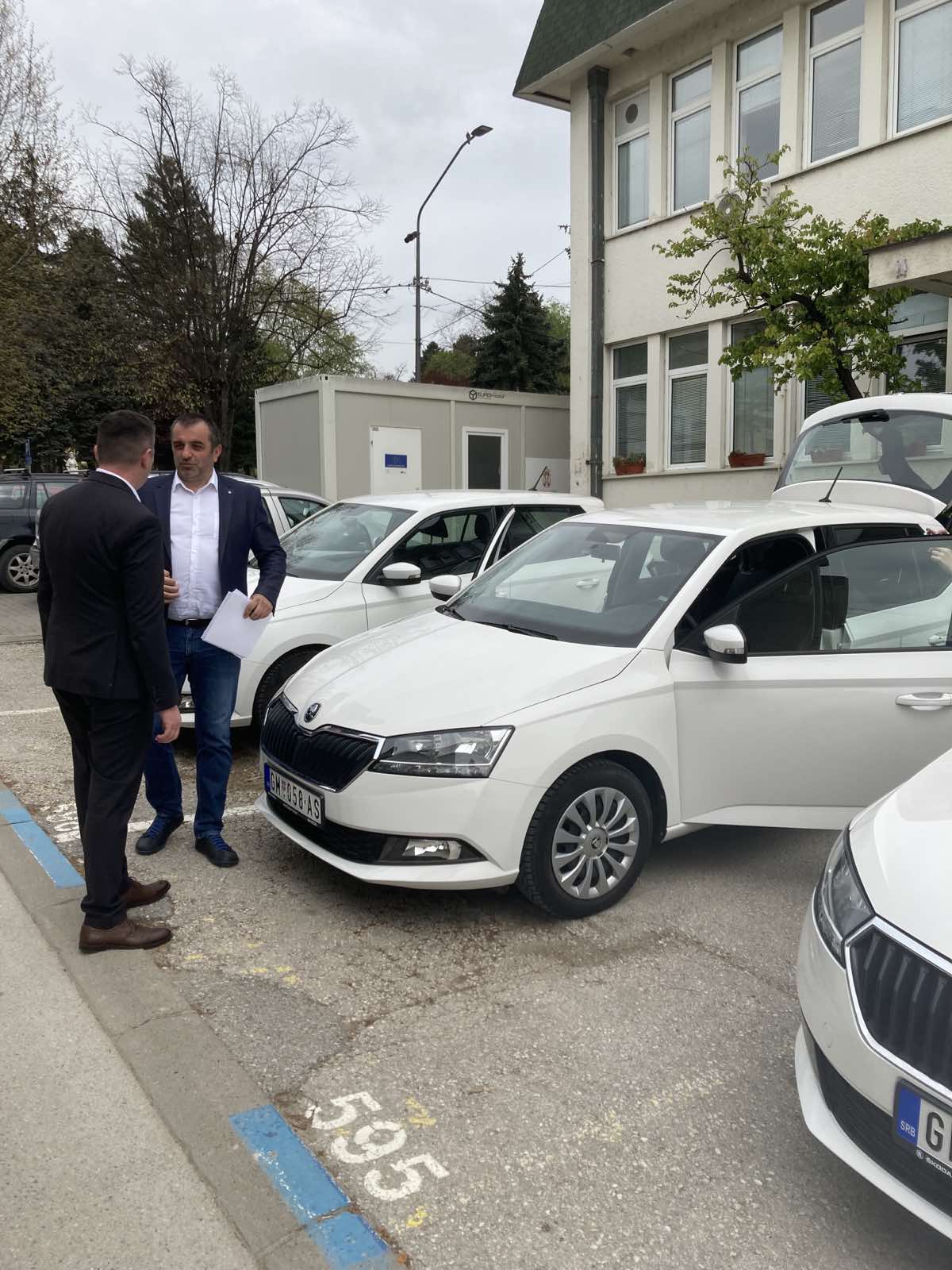 Danas su direktoru dr Čivoviću uručeni ključevi 6 novih Škoda fabija