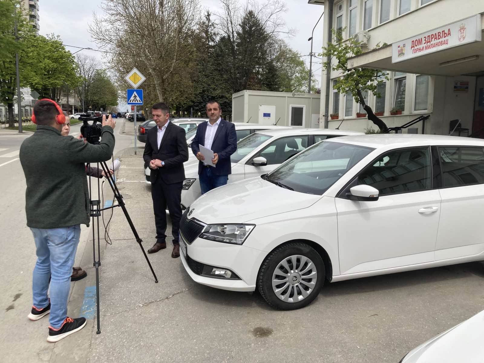 Danas su direktoru dr Čivoviću uručeni ključevi 6 novih Škoda fabija